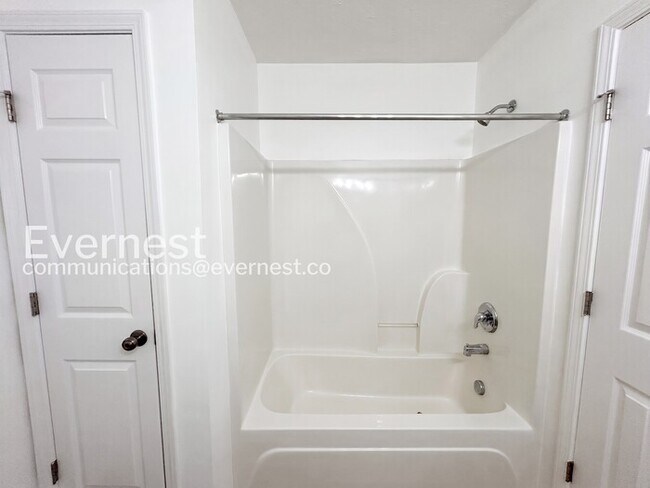 Building Photo - 3-Bed/3-Bath Townhome/Available Now!