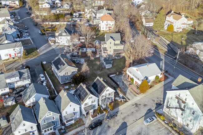 Building Photo - 983 Warren Ave