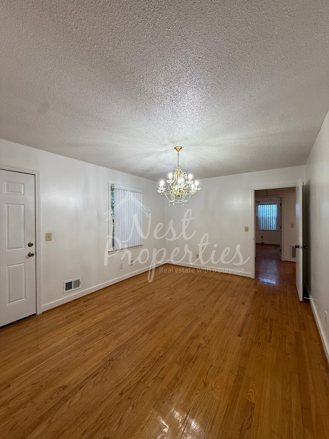 Building Photo - 3901 Pine Cone Dr