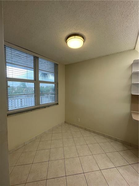 Building Photo - 250 Jacaranda Dr