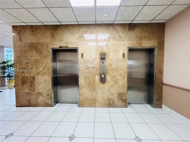 Building Photo - 1817 S Ocean Dr