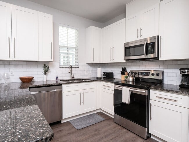 Building Photo - 4 Bedroom, 4 Bathroom House