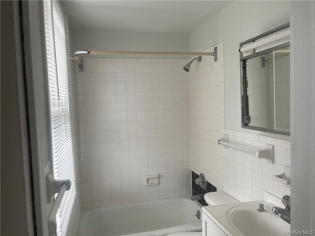 Building Photo - 8 Mansion St