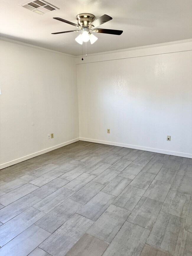 Building Photo - Fantastic 3 Bedroom/2 Bath Single Level Ho...