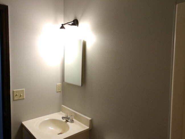 Building Photo - 2 Bedroom Duplex located on East Side of MHK!