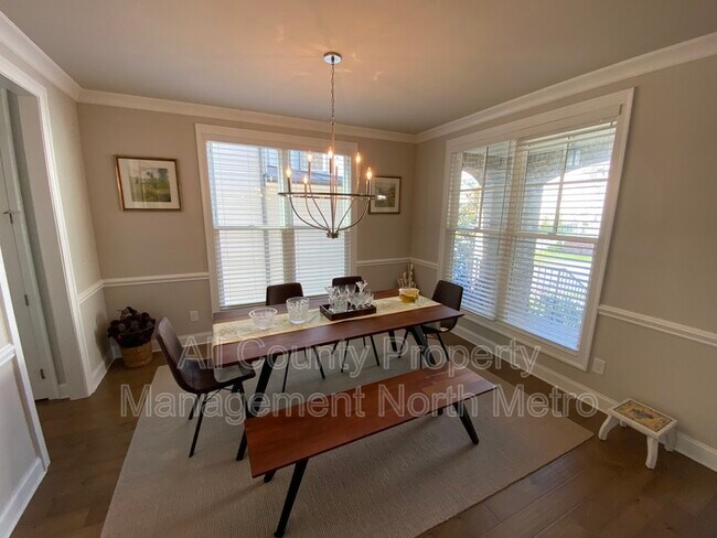 Building Photo - 6562 Creekview Cir