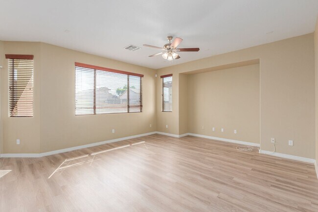 Building Photo - Spacious 4 bedroom home with full bath and...