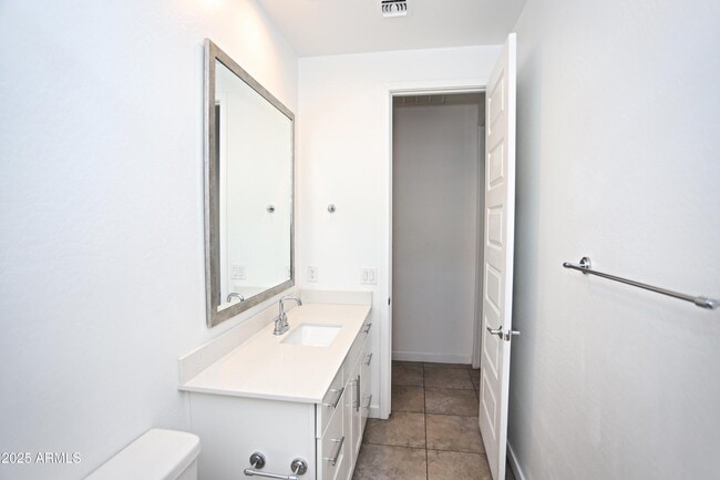 Building Photo - 1535 W Corral Rd