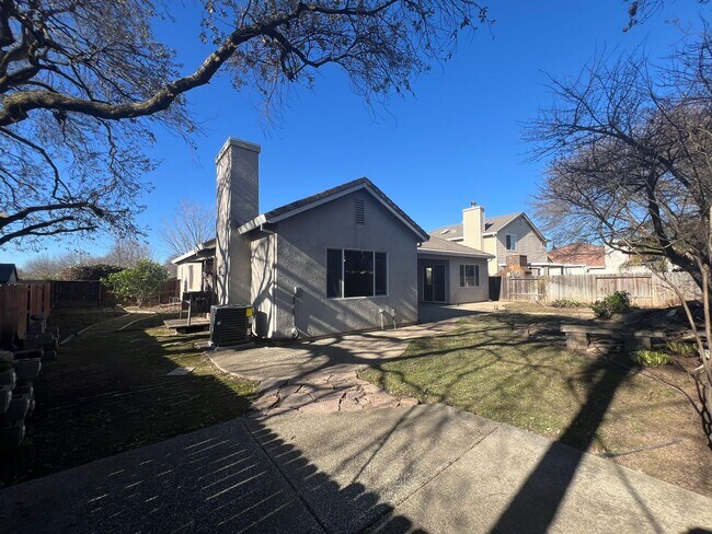 Building Photo - Spacious Single Story Three Bedroom Home