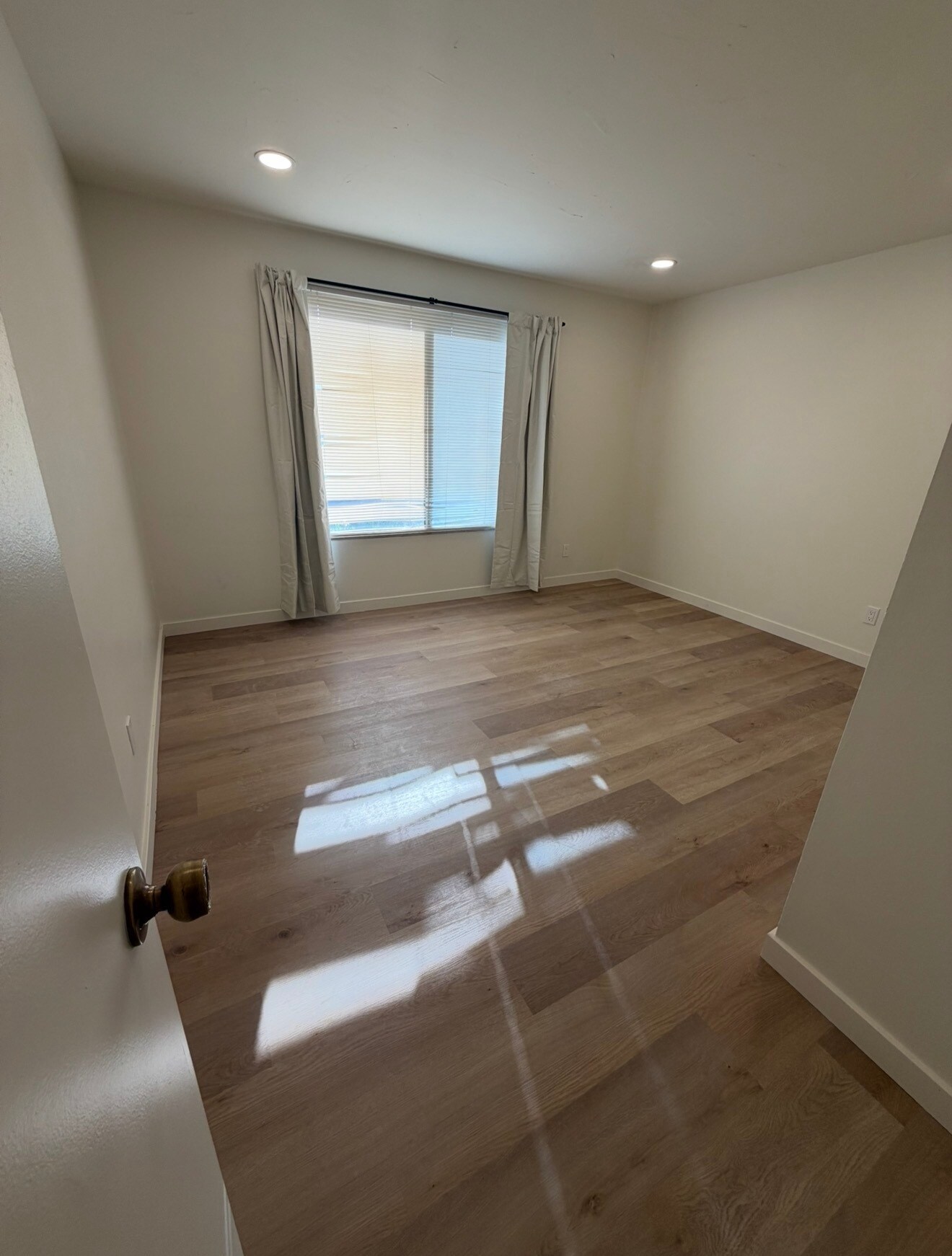 Building Photo - 4818 S Alder Dr