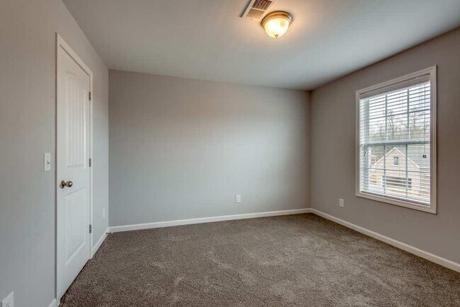 Building Photo - Fairview Station Charmer!  Perfectly comfortable 4/2.5 family home close to Westwood Elementary.