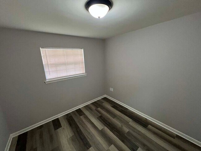 Building Photo - 1114 Willow Creek Dr