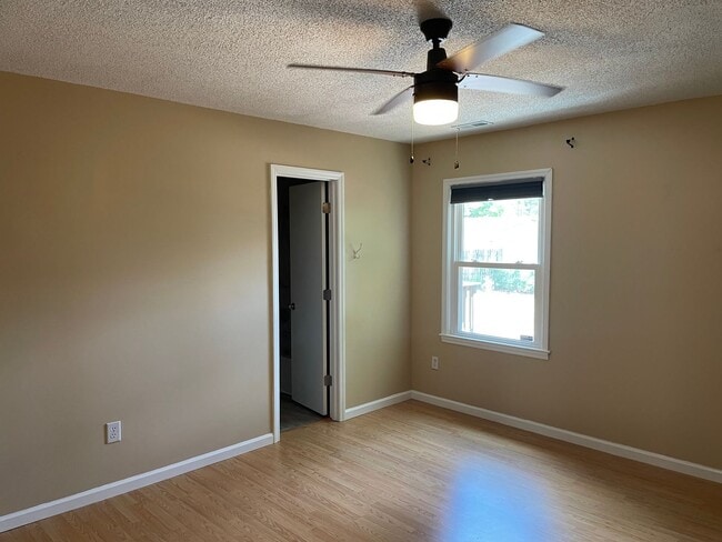 Building Photo - 1136 Longleaf Rd