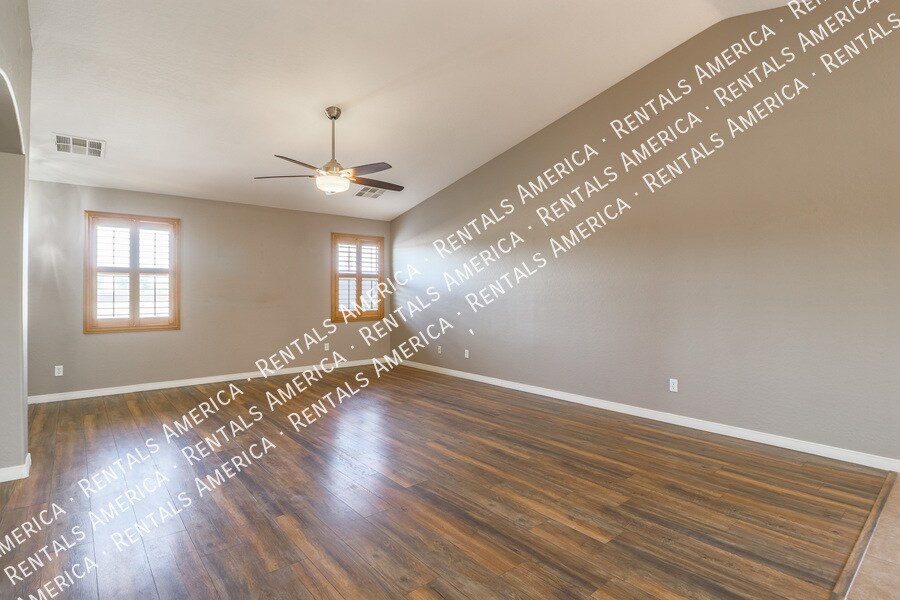 Building Photo - 2033 N Thunderbird Ave