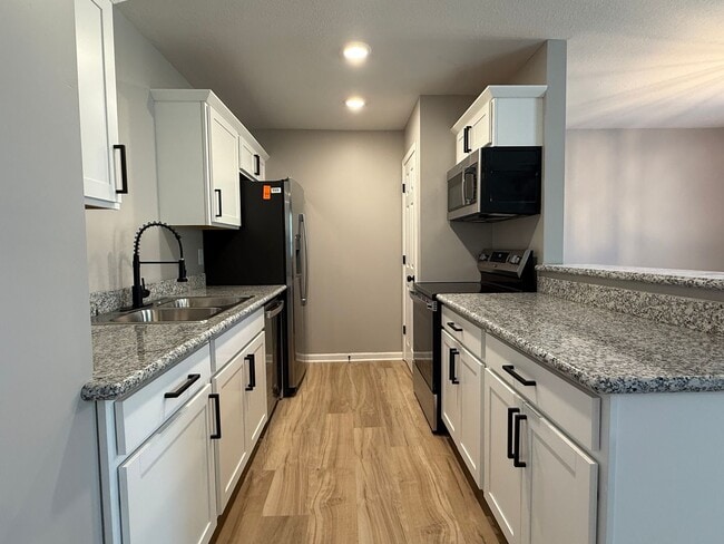 Building Photo - Updated 3 bedroom 2 bath