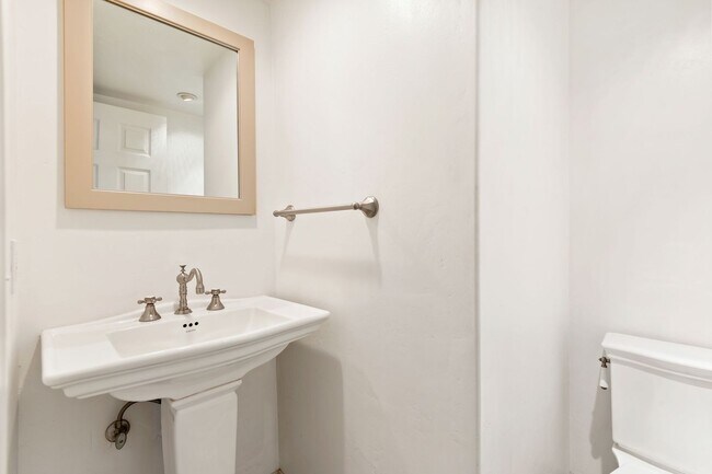 Building Photo - Wonderful uptown condo for rent... Santa Barbara!