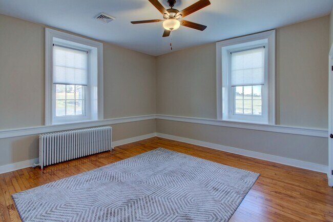 Building Photo - 796 Long Ln