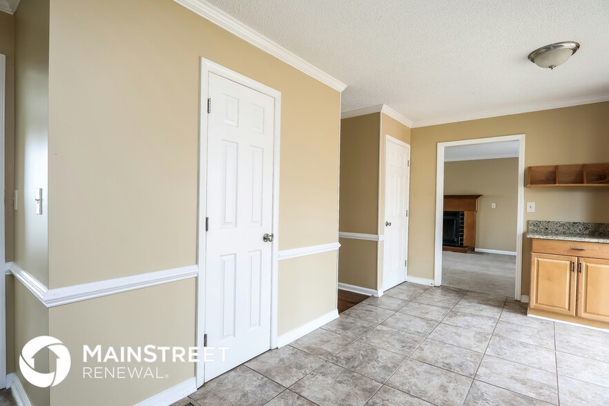 Building Photo - 1601 Trinity Garden Cir