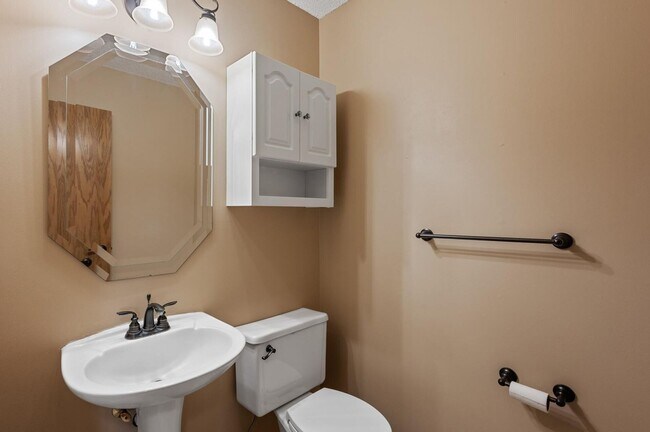 Building Photo - rare woodbury upgraded 3 bedroom end unit townhouse!! One level living!