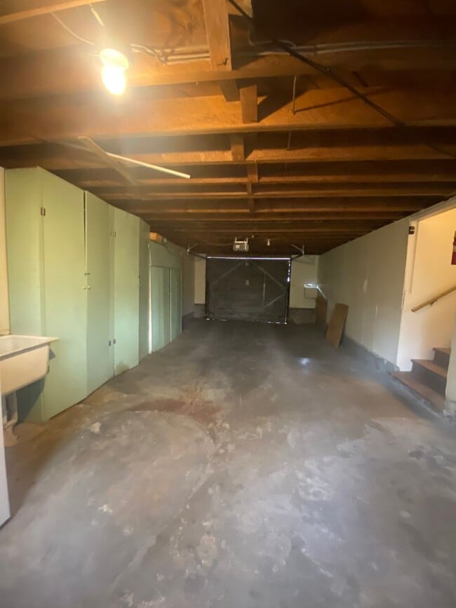 Building Photo - 2 bed 1 bath duplex. Less than 3 miles fro...
