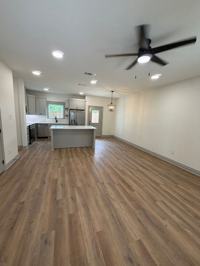 Building Photo - 301 Live Oak St