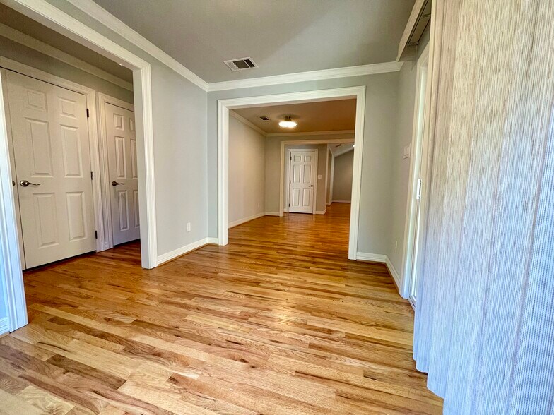 Building Photo - 3716 Collinwood Ave