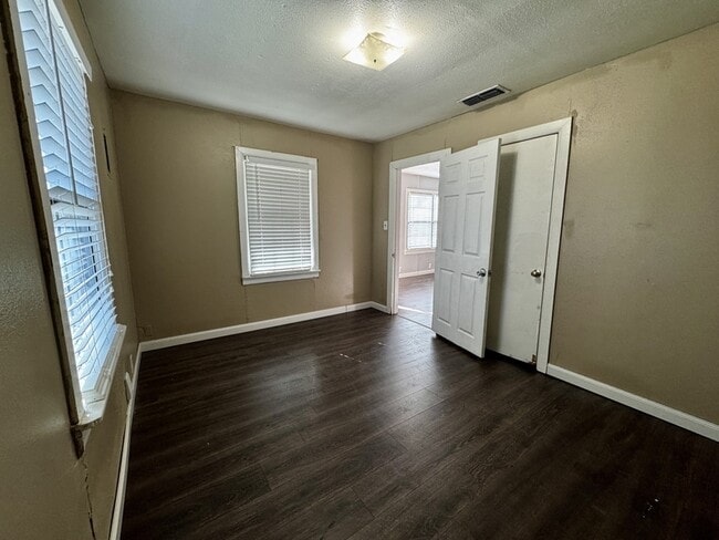 Building Photo - 719 Small St