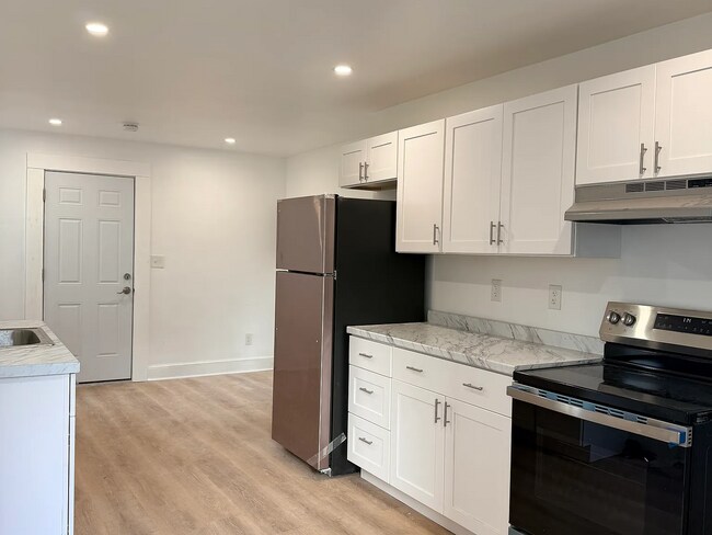 Building Photo - Fully renovated with everything new,