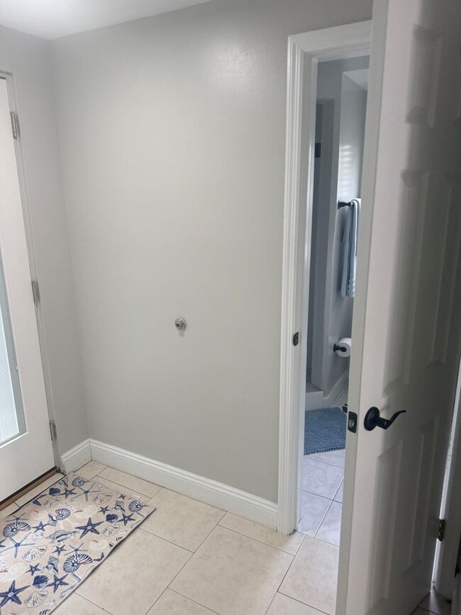 Building Photo - Close to the Beach