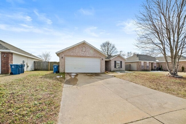 Building Photo - Charming 3-Bedroom Home in Prime Bentonville Location!
