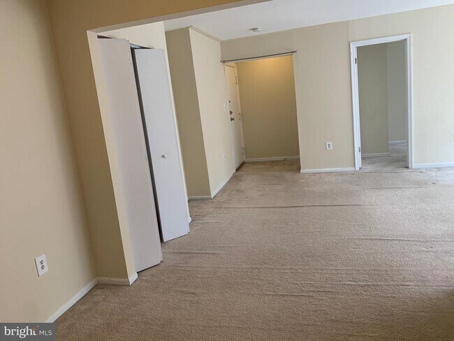 Building Photo - 884 College Pkwy