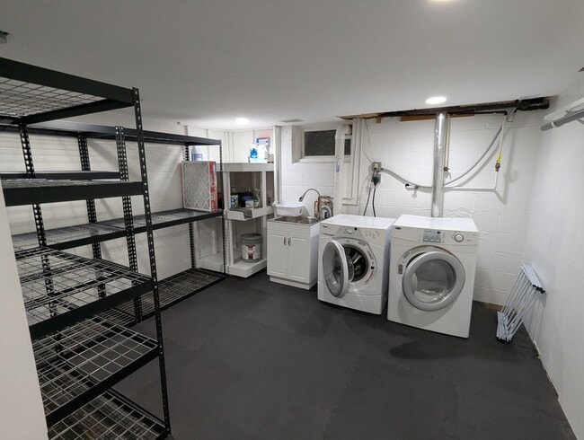 Building Photo - Charming & Spacious Home in the Heart of R...