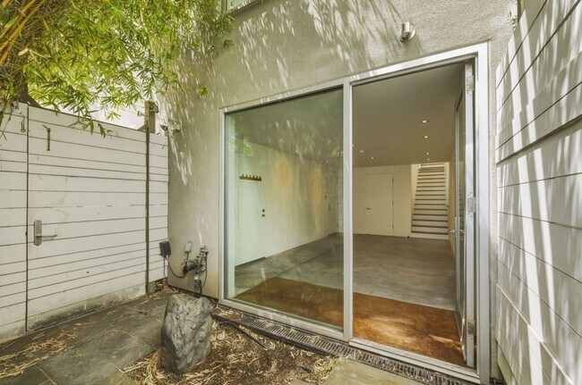 Building Photo - 1076 S Van Ness Ave