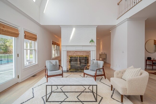 Building Photo - 15 S Hill St