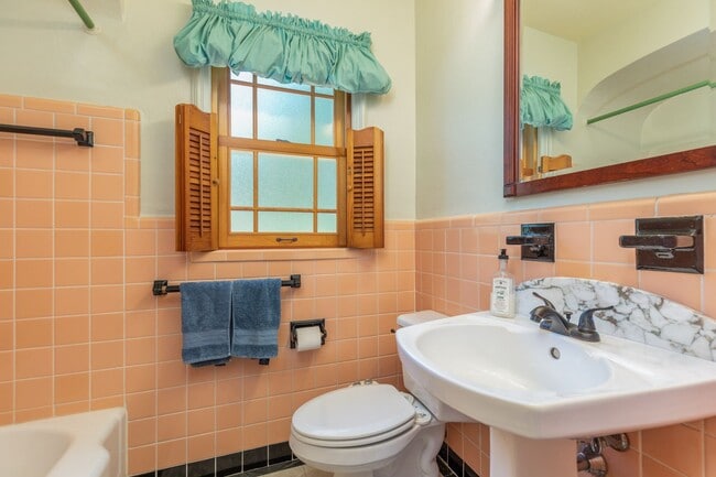 Building Photo - 2BD/2BATH Rockhill Home!