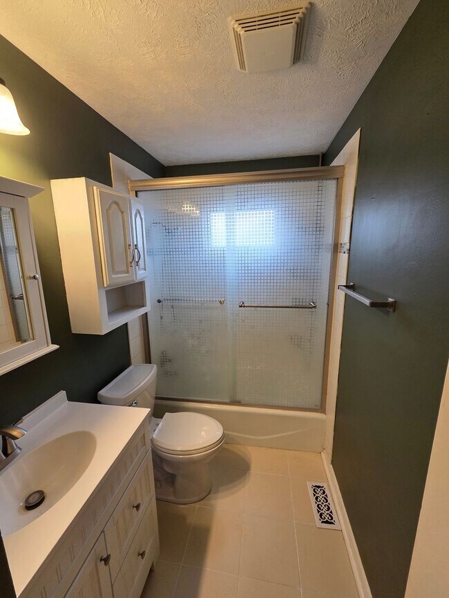 Building Photo - 3 bed 1.5 bath, 2 car garage, fenced in backyard, newly remodeled