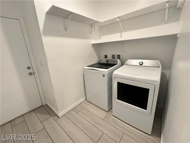 Building Photo - 9565 Camelback Crk Dr