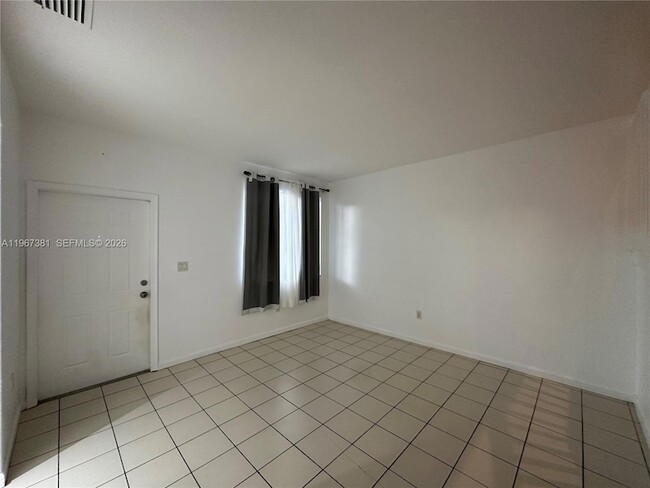 Building Photo - 2615 SE 15th Pl