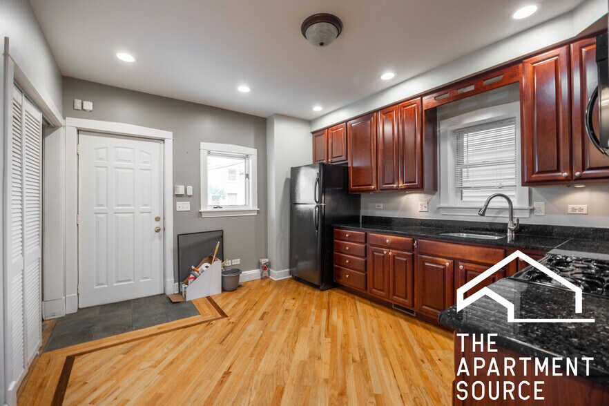 Primary Photo - 2933 N Ridgeway Ave