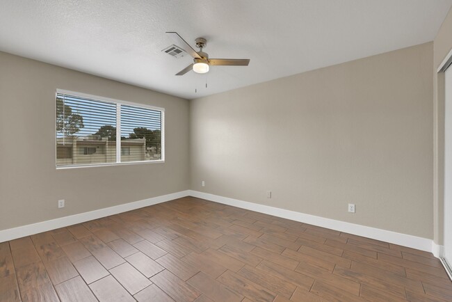 Building Photo - 2 bedroom condo in Henderson