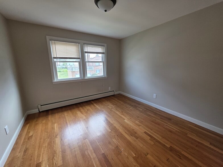 Building Photo - 28 Maplewood St
