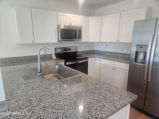 Building Photo - 840 W 10th St