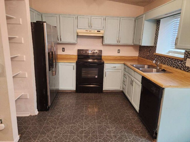 Building Photo - 3483 Foxridge Dr