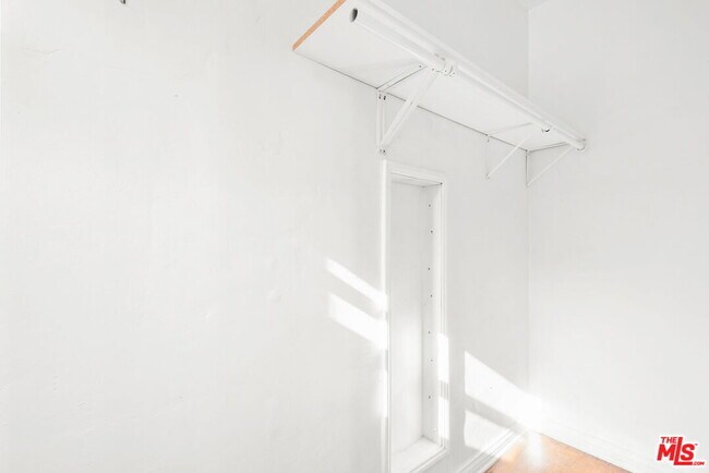 Building Photo - 1121 S Orange Dr