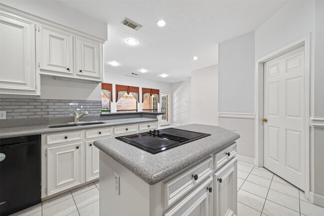 Building Photo - 8023 Oakwood Hollow St