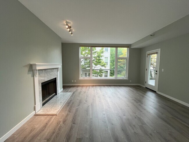 Building Photo - 1BD/1BA RiverPlace Condo - Secure Parking Included. Walk to OHSU, Waterfront, Shops & Restaurants.