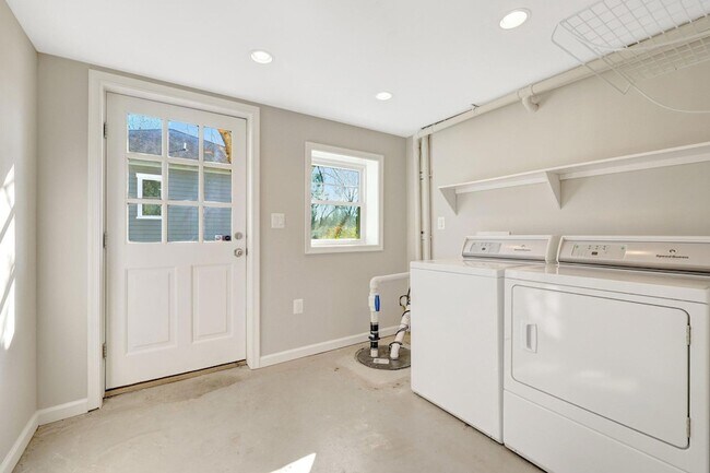 Building Photo - 2015 Freedom Ln