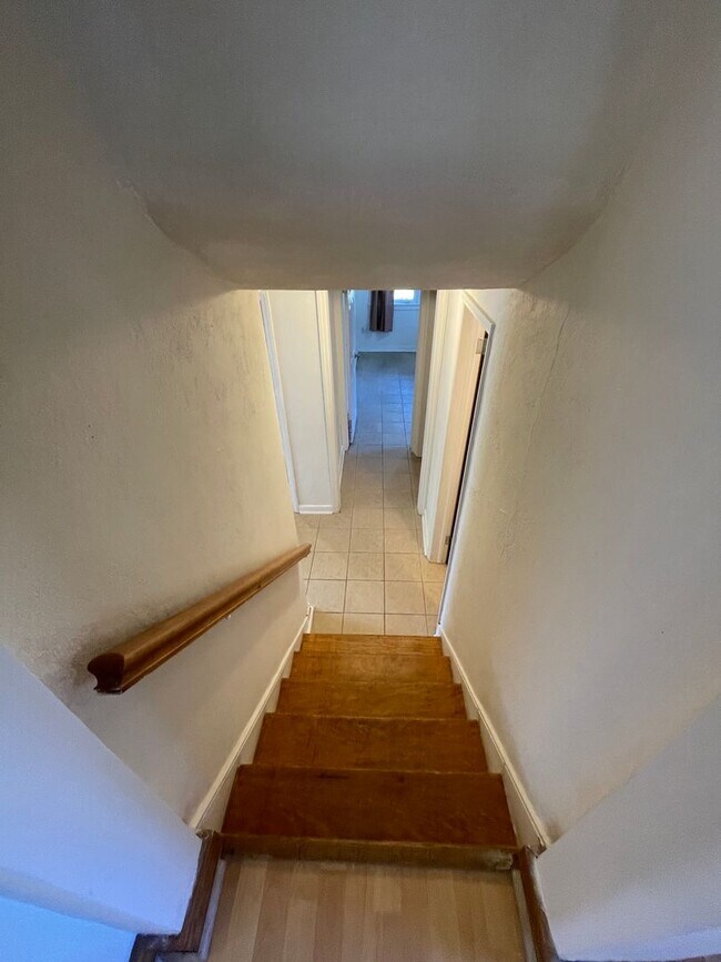 Building Photo - Split Level Home near Willow Lawn