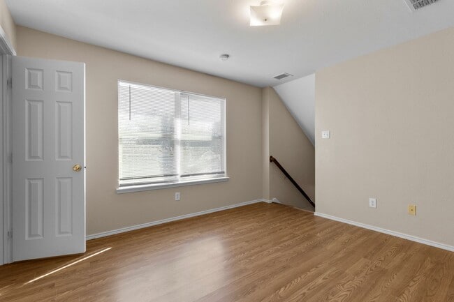 Building Photo - Charming 3-Bedroom Home in Villages of Woo...