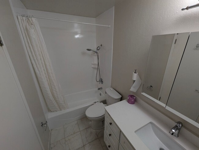 Building Photo - Spacious 2/1 Condo near BART Available Now!
